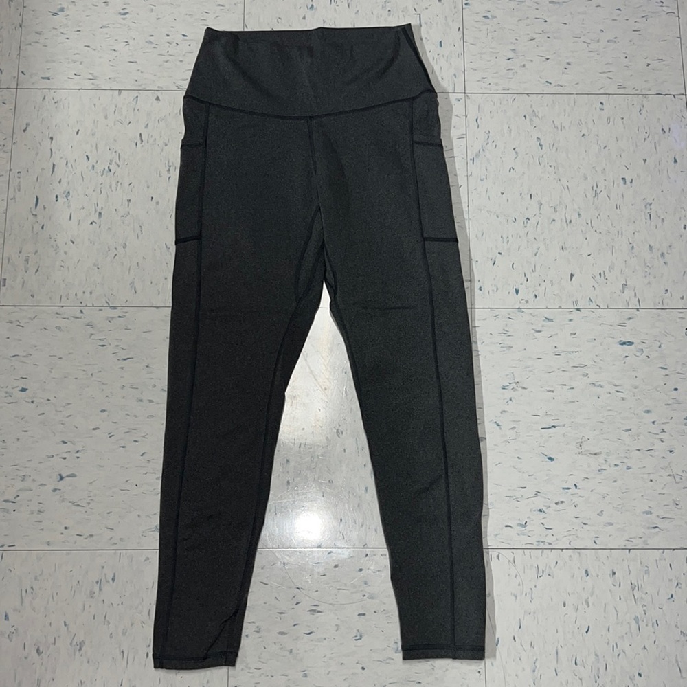 Gray leggings with side pockets on both side